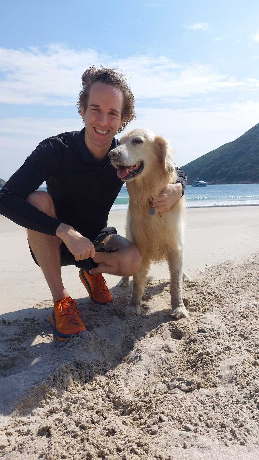 Felix Nikolas Prehn with a golden retriever on the beach