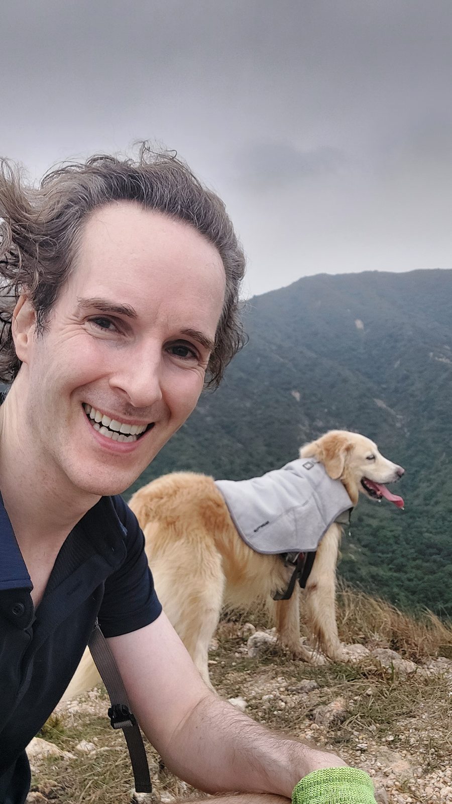 Nikolas Prehn (Felix Nikolas Prehn), on a hilltop above misty hills with his golden retriever Winston